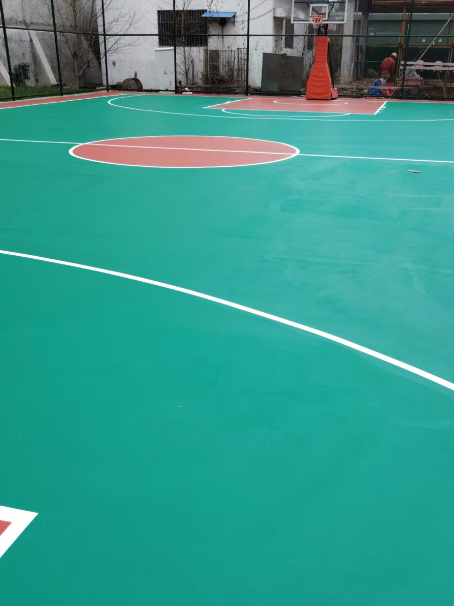 重庆 球场长期使用易出现地面开裂